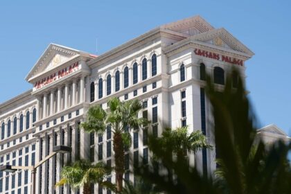 4cb8076a f703 4017 b1e3 7d5c90beb110 240916 LasVegasStripTouristStock Final108