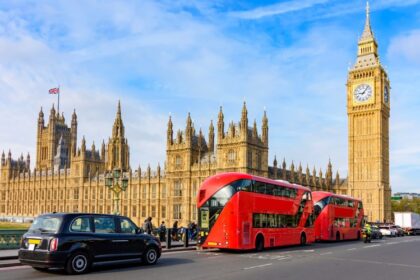 Double decker20buses20and20black20cab20with20Big20Ben20and20Houses20of20Parliament20in2