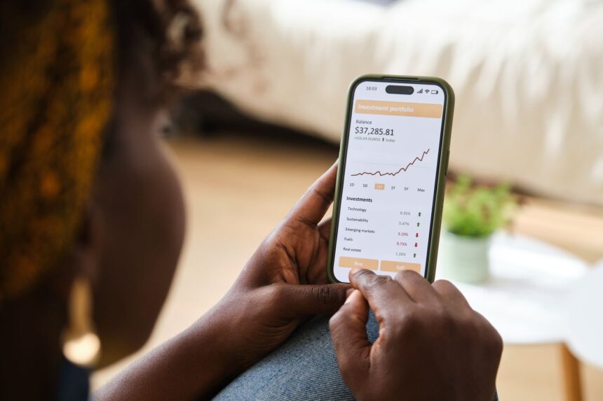 Consumer Sentiment Declines in September Amid Labor Market Worries and Inflation Concerns 1 GettyImages 2166227386 58f2f70726b2493688197f553e199499