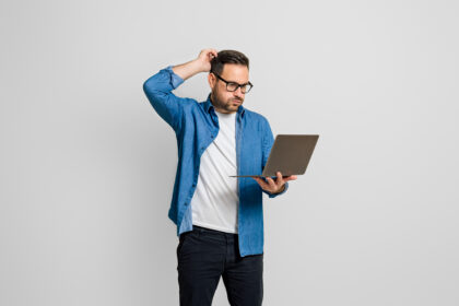 confused investor with laptop