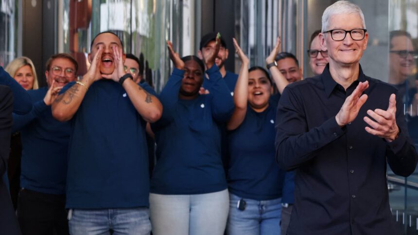 108201234 17582866362025 09 19t125251z 584366185 rc20vga2jjrk rtrmadp 0 apple retail