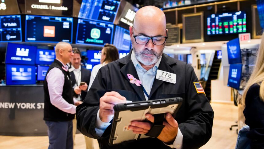 Traders Anticipate Fed Rate Cut and Big Tech Earnings Boost 1 108216609 1761316783972 Traders Photo KK 20251023 PRESS 015