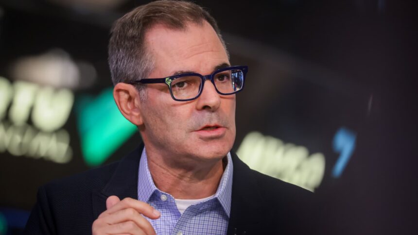 CoreWeave Shares Plummet 13% Amid Third-Party Data Center Delays 1 108202196 1758556569066 gettyimages 2236260070 US STOCKS