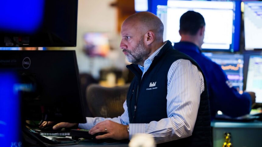 Stock Futures Dip Despite AI Enthusiasm, Palantir Shares Volatile After Quarterly Beat 1 108220652 1762187355171 Traders Photo 20251102 KK PRESS 009