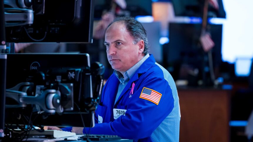 Retail Traders' Sentiment Shaken as Bitcoin Plummets Over 30% Since October Peak 1 108184257 1754927134979 Traders Photo 20250810 KK PRESS 007