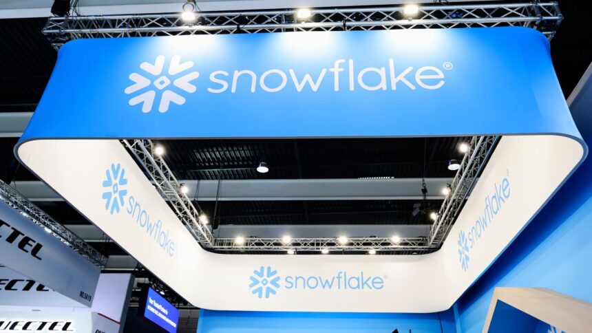 Premarket Movers: Salesforce Rises on Revenue Guidance, Snowflake Falls on Disappointing Outlook 1 108190867 1756224416073 gettyimages 2205145572 cros mobilewo250305 npQpc