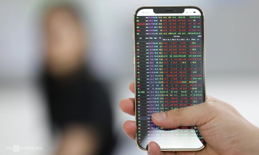 Áp lực bán tăng cao khiến VN-Index giảm hơn 52 điểm, mạnh nhất gần 2 tháng qua