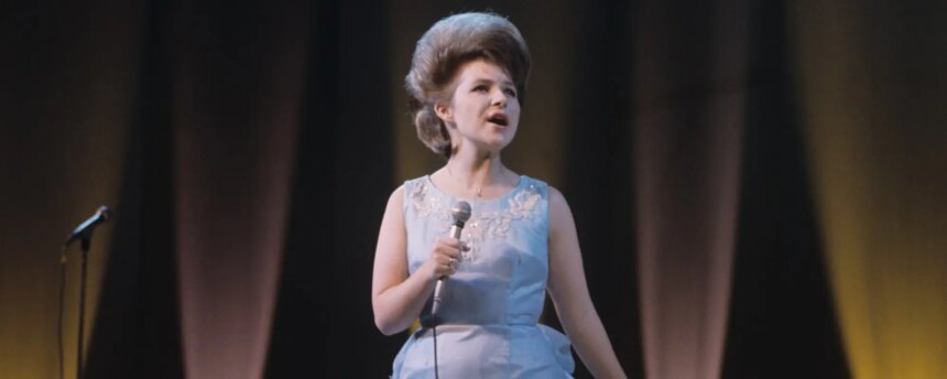 Brenda Lee's "Rockin’ Around the Christmas Tree" Tops Billboard Hot 100, Making Chart History After 65 Years 1 Brenda Lee's "Rockin’ Around the Christmas Tree" Tops Billboard Hot 100, Making Chart History After 65 Years