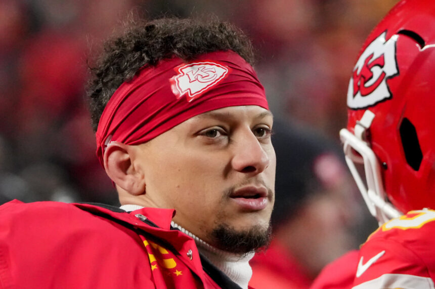 Chiefs' Playoff Hopes Dwindle After Loss to Texans as Mahomes Struggles