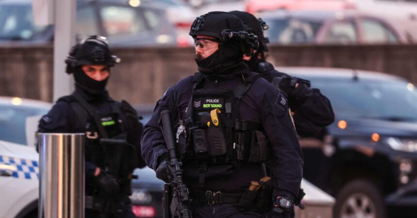 Vụ xả súng tại bãi biển Bondi khiến ít nhất 10 người chết, 12 người bị thương