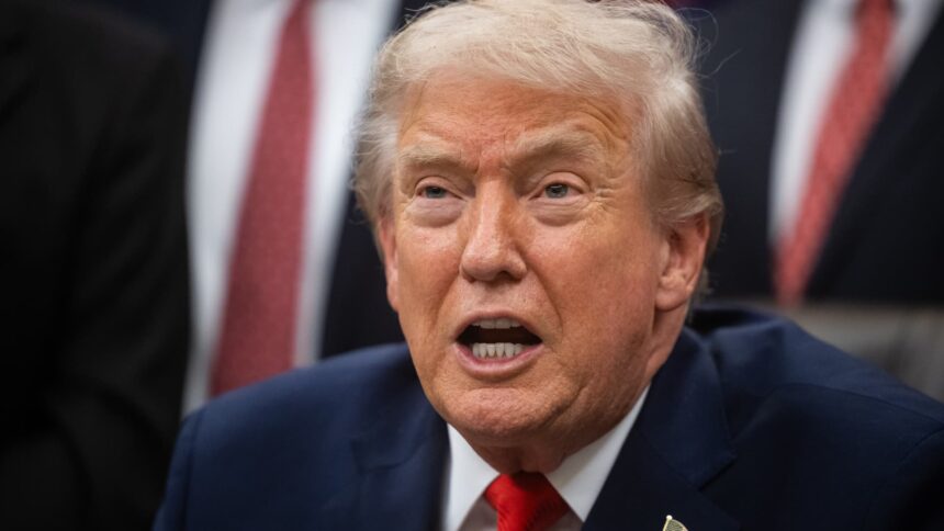 108241520 1765582682201 gettyimages 2250983479 TRUMP HOCKEY