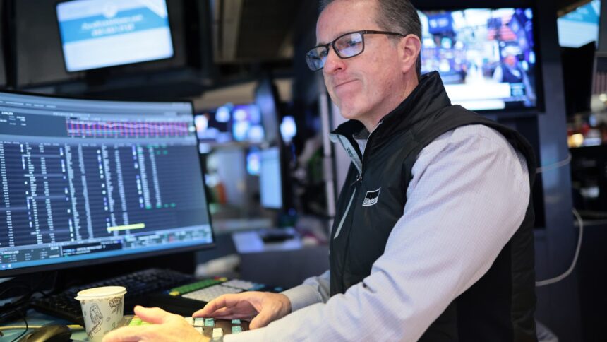 U.S. Stock Futures Show Minor Changes Amid S&P 500's Continued Decline and Geopolitical Tensions 1 108284822 1774884458513 gettyimages 2269086181 mms15965 y2cihdki