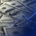 108220927 1762221402632 gettyimages 2174744961 dolaresyflecha02