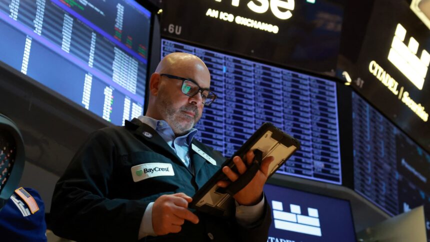 Stocks Rise as U.S. and Iran Extend Ceasefire; Snowflake Shares Surge 35% 1 108312001 17798098722026 05 26t151446z 1085097781 rc21hlafapx0 rtrmadp 0 usa stocks